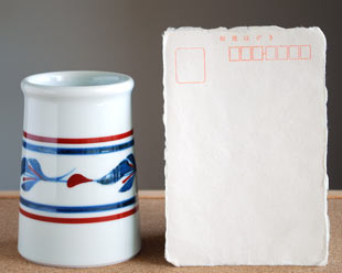 砥部焼・梅山窯　みつ葉の箸立てをはがきと比較して