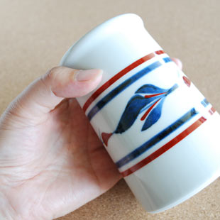 砥部焼・梅山窯　みつ葉の箸立てを手に持って