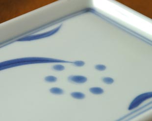 砥部焼・梅山窯　太陽柄の角皿の絵付け