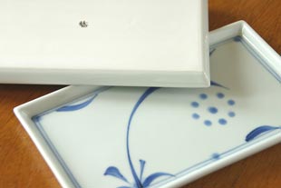 砥部焼・梅山窯　太陽柄の角皿の裏面