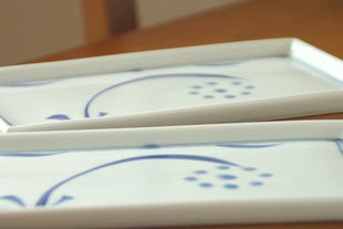 砥部焼・梅山窯　太陽柄の角皿を横から見て