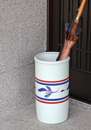 砥部焼の和食器 梅山窯の水差し 【砥部工房 からくさ】