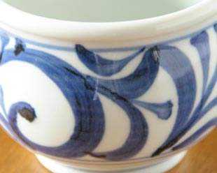 砥部焼・梅山窯　からくさの片口鉢（小）の絵付け