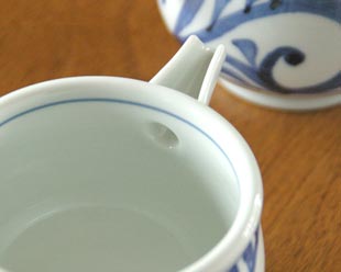 砥部焼・梅山窯　からくさの片口鉢（小）の注ぎ口の部分