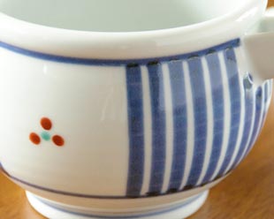 砥部焼・梅山窯　とくさみつ紋の片口鉢の絵付け