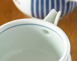 砥部焼・梅山窯　とくさみつ紋の片口鉢の注ぎ口