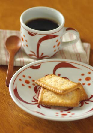 砥部焼・梅山窯　赤太陽のコーヒーカップにコーヒーを入れて