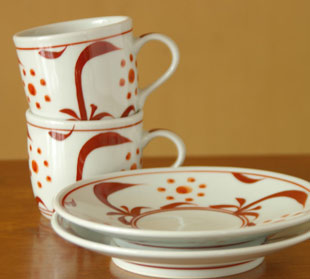 砥部焼・梅山窯　赤太陽のコーヒーカップを重ねて