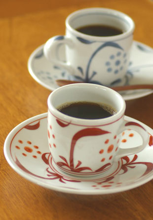 砥部焼・梅山窯　赤太陽のコーヒーカップにコーヒーを