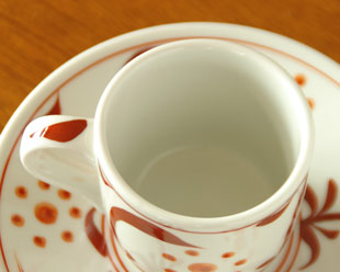 砥部焼・梅山窯　赤太陽のコーヒーカップを上から見て