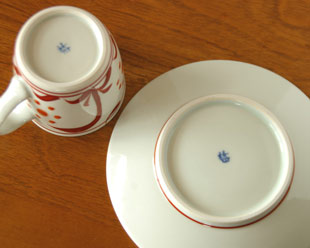 砥部焼・梅山窯　赤太陽のコーヒーカップの底面