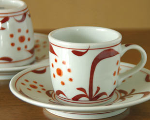 砥部焼・梅山窯　赤太陽のコーヒーカップを横から見て