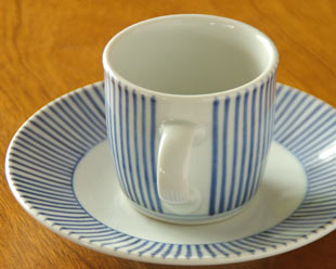 砥部焼・梅山窯 とくさ柄のコーヒーカップの持ち手側