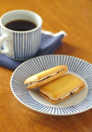 砥部焼・梅山窯 とくさ柄のコーヒーカップにコーヒーとお菓子を