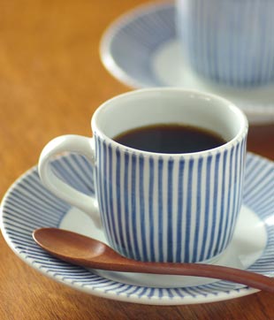 砥部焼・梅山窯　とくさ柄のコーヒーカップにコーヒーを