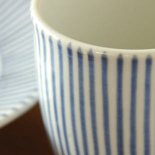 砥部焼・梅山窯 とくさ柄のコーヒーカップの絵付け