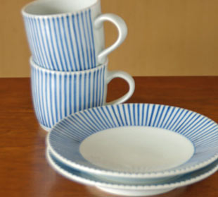 砥部焼・梅山窯 とくさ柄のコーヒーカップを重ねて