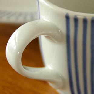 砥部焼・梅山窯 とくさ柄のコーヒーカップの持ち手部分