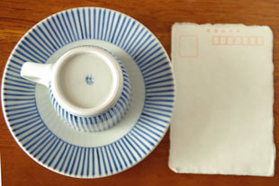 砥部焼・梅山窯 とくさ柄のコーヒーカップをはがきと比較して