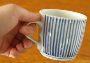 砥部焼・梅山窯 とくさ柄のコーヒーカップを手に持って