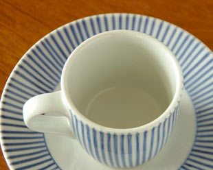 砥部焼・梅山窯 とくさ柄のコーヒーカップを上から見て