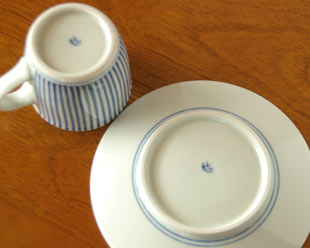 砥部焼・梅山窯 とくさ柄のコーヒーカップの底面