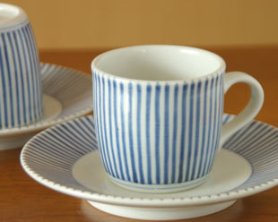 砥部焼・梅山窯 とくさ柄のコーヒーカップを横から見て