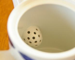 砥部焼・梅山窯　花もようの切立急須の茶漉し部分