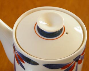 砥部焼・梅山窯　花もようの切立急須を上から見て