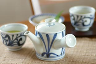 織部焼、青磁　　サザエ型お急須と碗のセットです Amazon.co.jp: 瀬戸焼 「 中島塩草 」 織部鉄絵 お茶碗 湯呑み