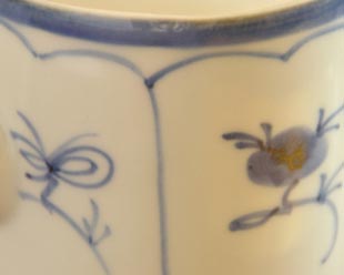 砥部焼・梅山窯 なずなの切立急須の絵付け