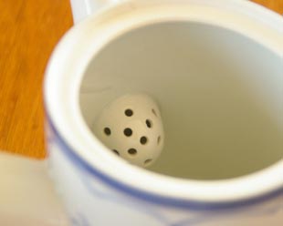 砥部焼・梅山窯 なずなの切立急須の茶漉し部分