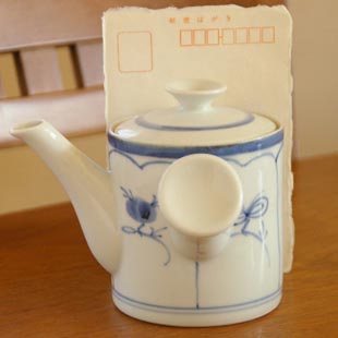 砥部焼・梅山窯 なずなの切立急須をはがきと比較して