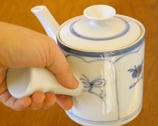 砥部焼・梅山窯 なずなの切立急須の持ち手