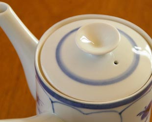 砥部焼・梅山窯 なずなの切立急須を上から見て