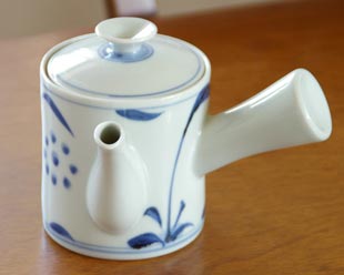 砥部焼・梅山窯　太陽柄の切立急須の注ぎ口