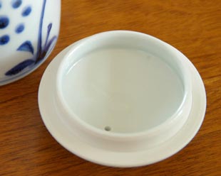 砥部焼・梅山窯　太陽柄の切立急須の蓋の裏側