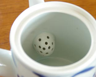 砥部焼・梅山窯　太陽柄の切立急須の茶漉し部分