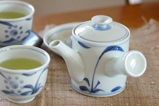 梅山窯　太陽柄の切立急須に緑茶を入れて