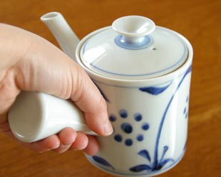 砥部焼・梅山窯　太陽柄の切立急須を持ったところ