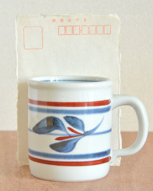 砥部焼・梅山窯　たんぽぽの切立マグカップをはがきと比較して