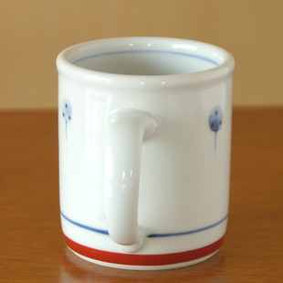 砥部焼・梅山窯　たんぽぽの切立マグカップの持ち手側