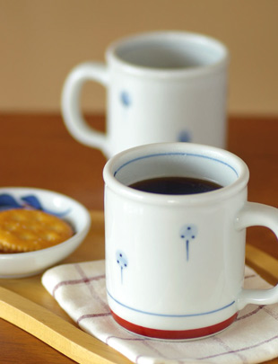 砥部焼・梅山窯　たんぽぽの切立マグカップにコーヒーを