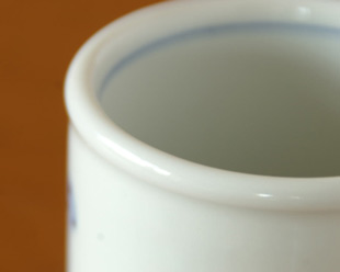 砥部焼・梅山窯　たんぽぽの切立マグカップの縁