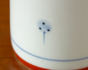 砥部焼・梅山窯　たんぽぽの切立マグカップの絵付け