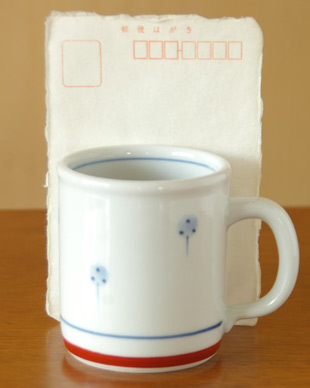 砥部焼・梅山窯　たんぽぽの切立マグカップをはがきと比較して