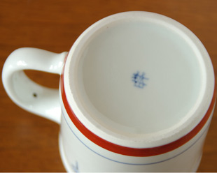 砥部焼・梅山窯　たんぽぽの切立マグカップの底面