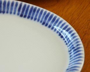 砥部焼・梅山窯　とくさ柄の布目小判皿の絵付け