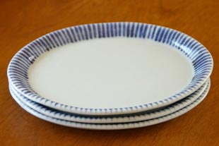 砥部焼・梅山窯　とくさ柄の布目小判皿を重ねて