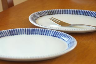 砥部焼・梅山窯　とくさ柄の布目小判皿を横から見て